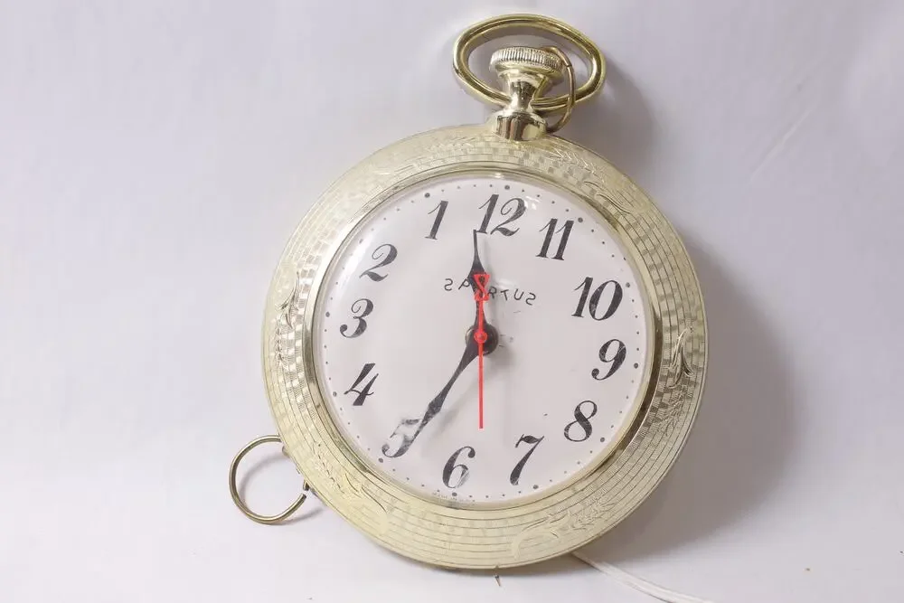 WORKING plastic Vintage Spartus Wall Clock Backward-running Pocket Watch style